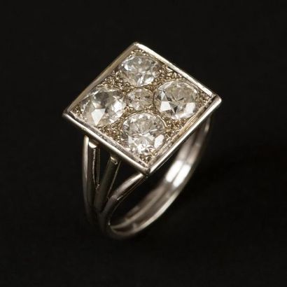 null Bague en or blanc (750) 18K corbeille carrée pavéee de 5 diamants taille ancienne....