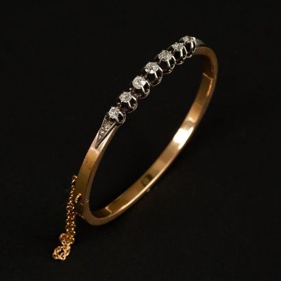 null Bracelet jonc ouvrant en or rose (750) 18K orné en applique de 7 diamants taille...