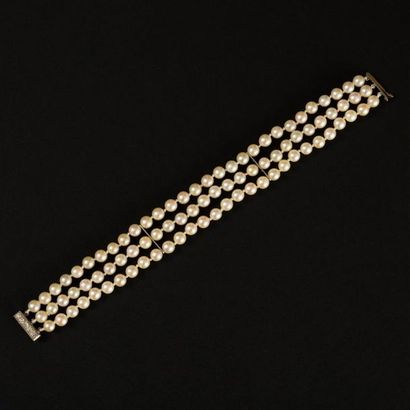 null Bracelet à 3 rangs de perles de culture de même diamètre 6 mm. Barette et Fermoir...