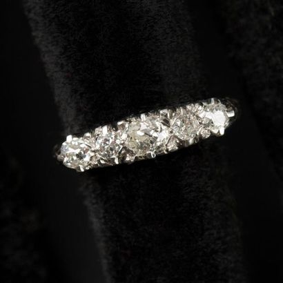 null Bague jarretière en or blanc 18 K (750), ligne de 5 diamants taille ancienne....