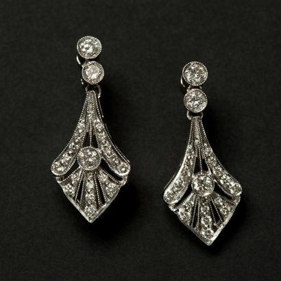 null Paire de pendants d'oreilles en or blanc, formant goutte stylisée ajourée sertie...