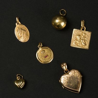 null Lot en or jaune 18k (750) vendu débris : six pendentifs (médaille, coeur, porte...