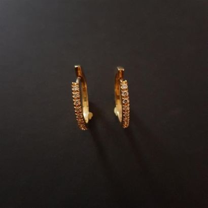 null Paire de boucles d'oreilles créoles en or jaune 18 K(750), serties de diamants....