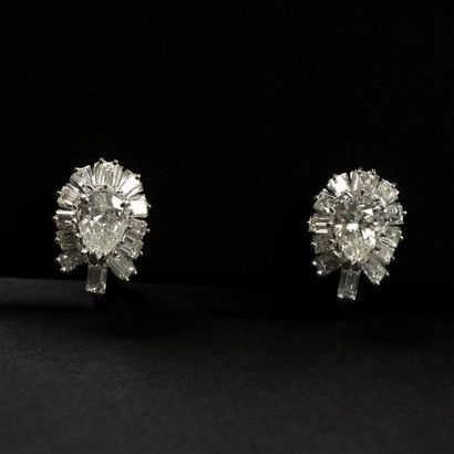 null Paire de boucles d'oreilles en or blanc 18K (750) serties de diamants brillantés,...