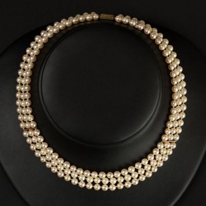 null Tour de cou à 3 rangs de perles de culture de même diamètre 5,4/5,6 mm . Fermoir...