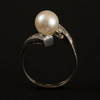 null Bague croisée en or blanc (750) 18K retenant une perle de culture. Anneau serti...