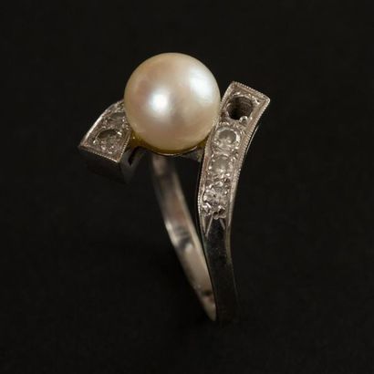 null Bague croisée en or blanc (750) 18K retenant une perle de culture. Anneau serti...