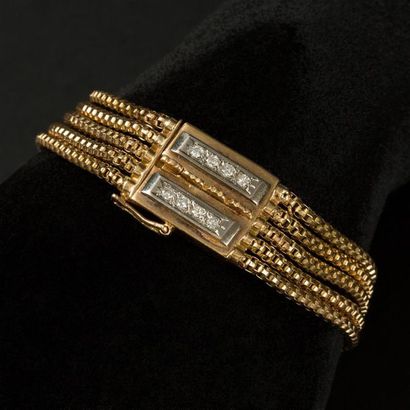 null Bracelet en or jaune (750) 18K quatre rangs maille serpent. Fermoir en diamants...