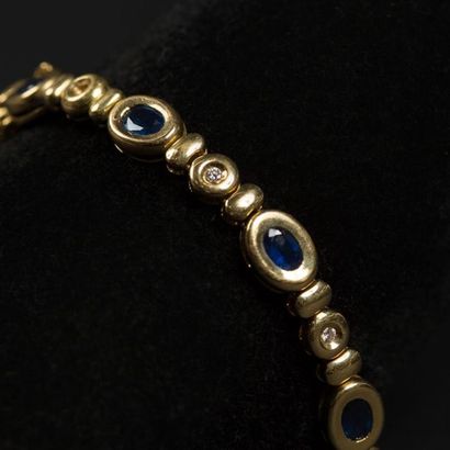 null Bracelet souple en or jaune 18 K (750) orné en alternance de saphirs ovales...