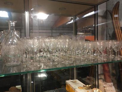 null Service de verres en cristal taillé comprenant 4 tailles dont : -12 grands verres,...
