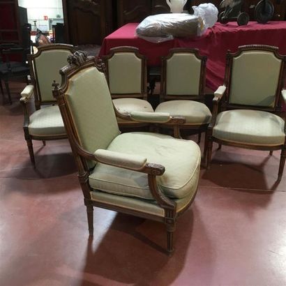 null Salon de style Louis XV comportant deux paires de fauteuils , deux chaises et...