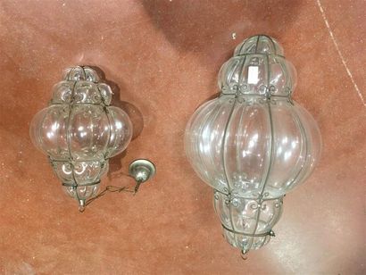 null Deux lanternes en verre soufflé
H de la plus grande 60 cm