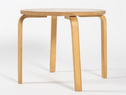 null D'après Alvar AALTO (1898 - 1976)
Table d'appoint à plateau circulaire en bois...