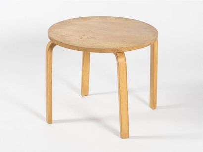 null D'après Alvar AALTO (1898 - 1976)
Table d'appoint à plateau circulaire en bois...