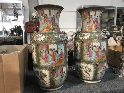 null Paire de vases Canton, Chine, porcelaine polychrome