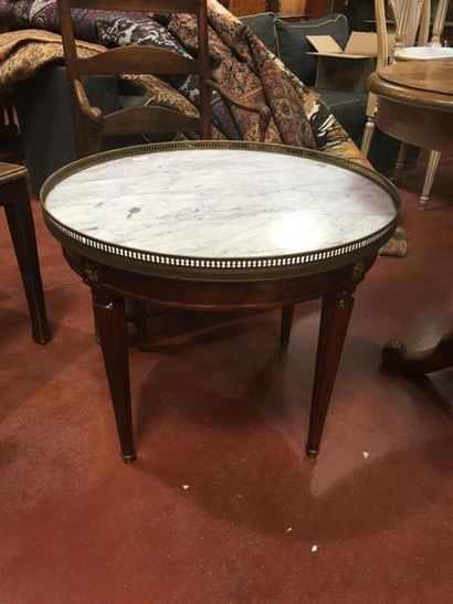 null Table de style Louis XVI plateau marbre, pieds cannelés formant table basse