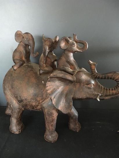 null Elephant surmonté de trois éléphanteaux
Résine