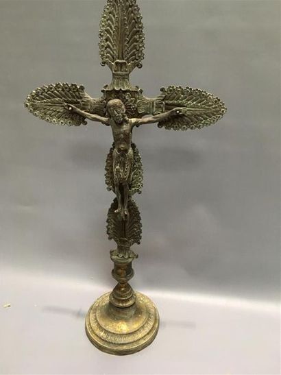 null Crucifix en bronze de style roman
H totale : 52cm