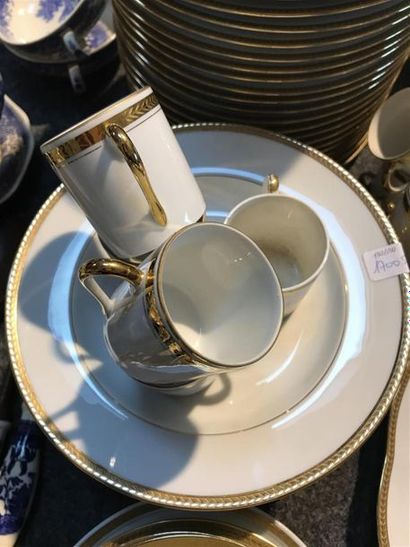 null Service en porcelaine de Limoges avec liseret doré
comprend assiettes, plats,...