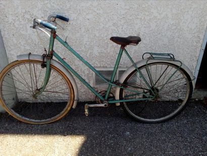 null Vélo ville femme, 1950
Taille 54
Cadre acier, Roues 650
A restaurer !