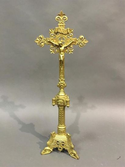 null Croix d'autel en bronze doré
H: 72 cm