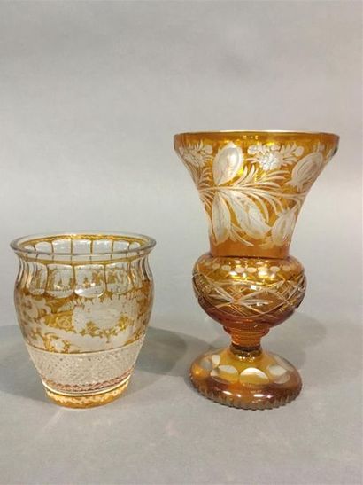 null Deux vases en cristal taillé 
H: 11 et 18 cm