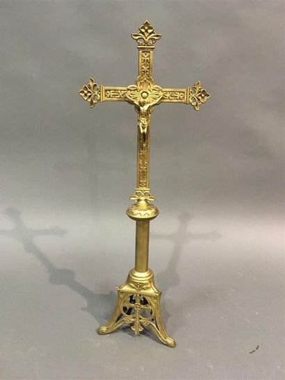 null Croix d'autel en bronze doré
H: 63 cm