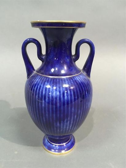 null SEVRES 1896 , vase en porcelaine bleu
H: 24 cm
