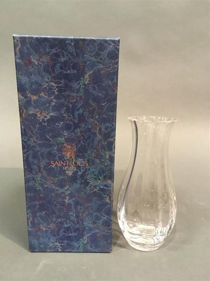 null SAINT LOUIS vase en cristal
Dans sa boite 
H: 20 cm