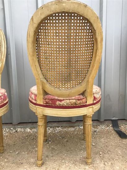 null 3 chaises dépoque Louis XVI
Hêtre laqué, pieds à cannelure, dés de raccordements...