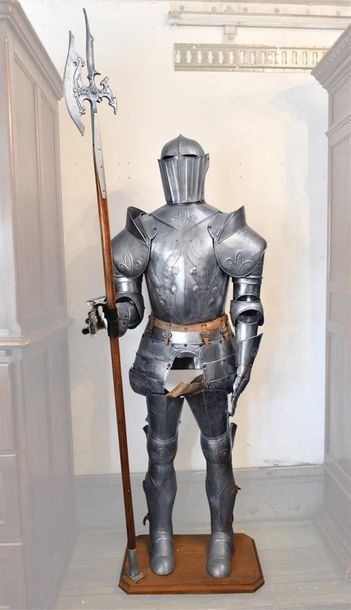 null Une armure de style medieval 
H : 180cm