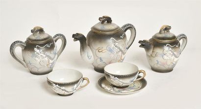 null Indochine service à thé en porcelaine à décor de dragons en relief 
6 tasses...