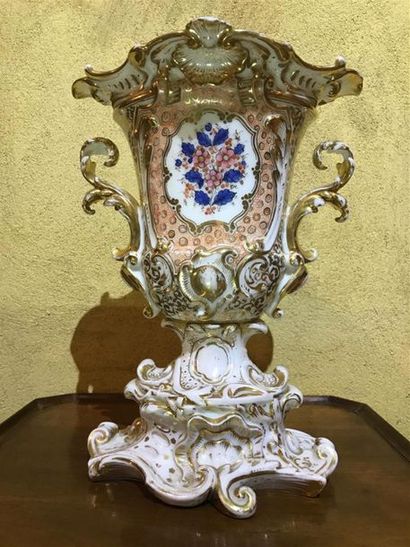null Paire de vases Charles X, époque Restauration
Rare modèle aux chinois
Etat exceptionnel
Porcelaine...