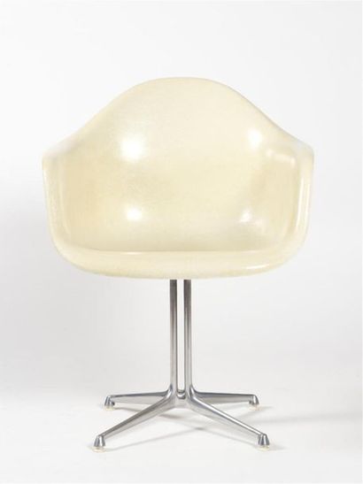 null Charles EAMES 
(1907-1978) & Ray EAMES (1912-1988) 
Fauteuil modèle DAR à Coque...