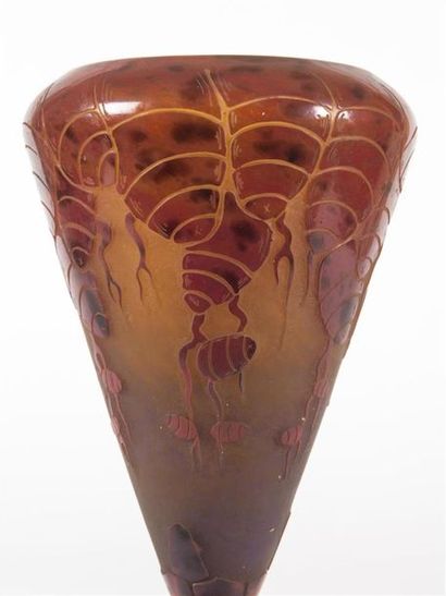 null LE VERRE français 
circa 1924/27 
Vase de forme cornet reposant sur un piédouche...