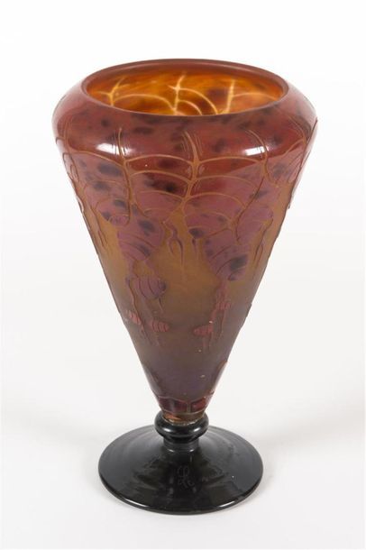 null LE VERRE français 
circa 1924/27 
Vase de forme cornet reposant sur un piédouche...