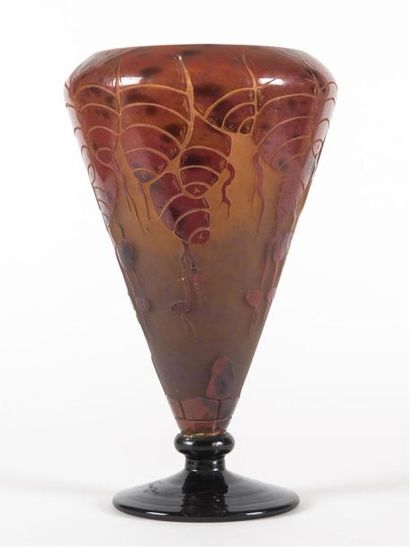 null LE VERRE français 
circa 1924/27 
Vase de forme cornet reposant sur un piédouche...