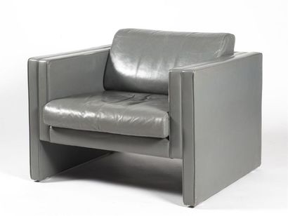 null Jürgen LANGE (Né en 1940)
Paire de fauteuils entièrement recouvert de cuir pleine...