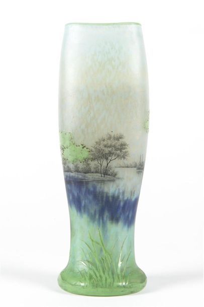 null DAUM NANCY
Arbres feuillus
Vase de forme ovoïde en verre multicouche au décor...