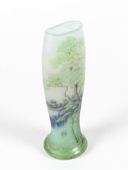 null DAUM NANCY
Arbres feuillus
Vase de forme ovoïde en verre multicouche au décor...