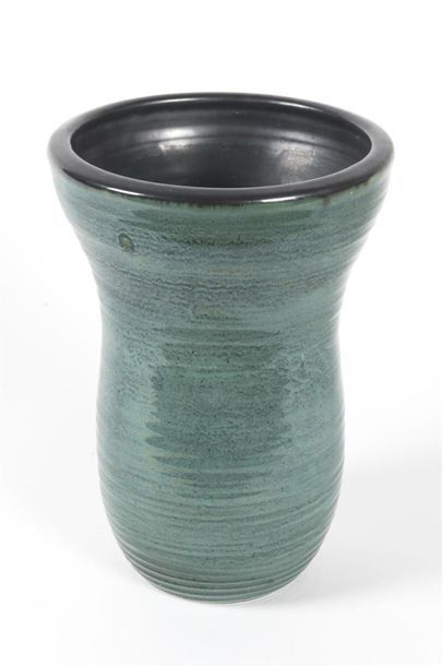 null ACCOLAY
Vase de forme ovoïde à col très ouvert en céramique émaillée vert nuagé...