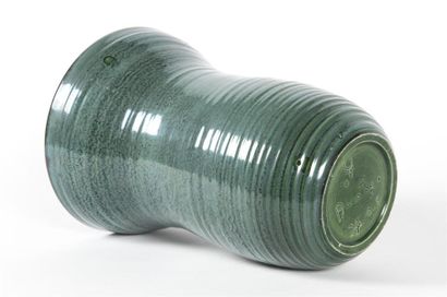 null ACCOLAY
Vase de forme ovoïde à col très ouvert en céramique émaillée vert nuagé...