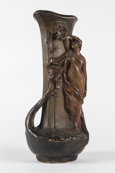 null Gustave VAN VAERENBERGH (1873 - 1927)
Grand vase de forme libre en plâtre polychrome...