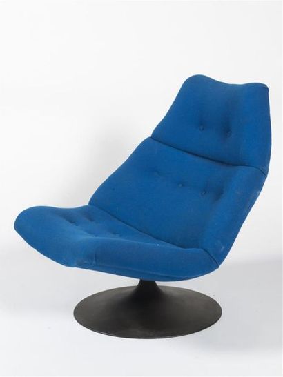 null Geoffrey HARCOURT (né en 1935) 
Fauteuil de repos, modèle F510 à piètement tulipe...