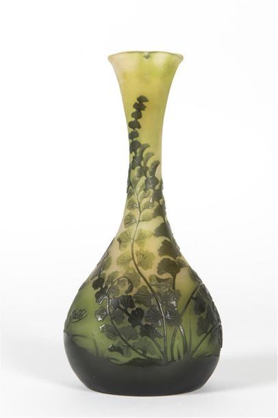 null Emile GALLE (1846-1904)
Vase de forme pansue légèrement aplati à long col évasé...