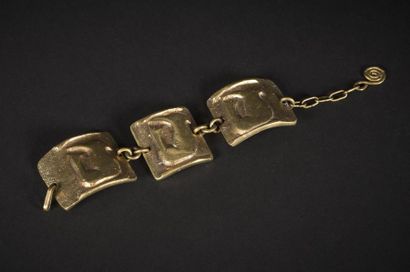 null Michel BUFFET (20ème)
Bracelet à motifs abstraits en relief en bronze doré
Signé
P:...