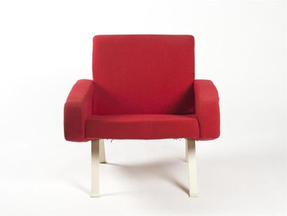 null Joseph-André MOTTE (né en 1925) 
Paire de fauteuils 740 recouvert d'un drap...