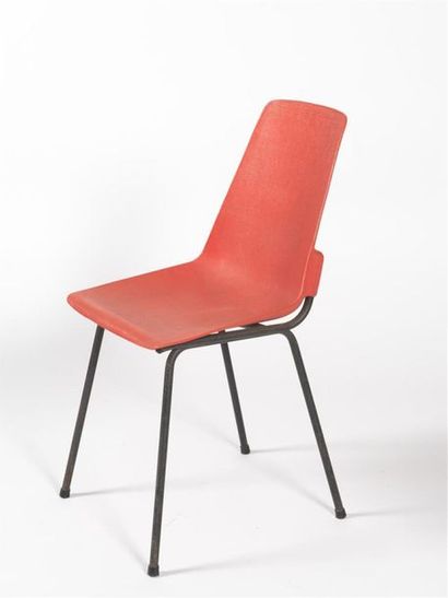 null FANTASIA (20ème) 
Série de quatre chaises en plastique orange et piètement en...