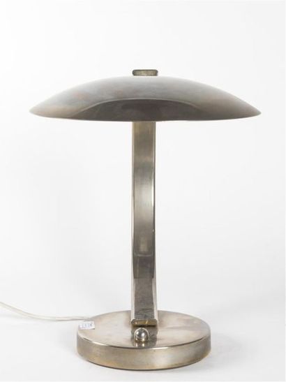 null Pierre DISDEROT (1920-1991)
Lampe de table modèle 6183 en acier nickelé à base...