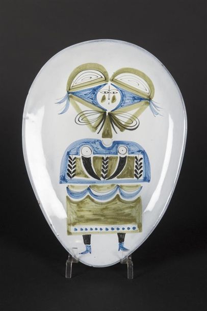 null Roger CAPRON (1922 - 2006) 
Plat en céramique émaillée blanc à décor polychrome...